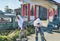 Foto: Siswa SMA Alkhairaat Labuha membersihkan Lingkungan Pondok Pesantren Alkhairaat Labuha