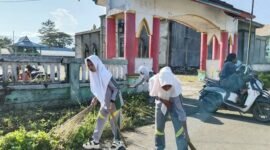 Foto: Siswa SMA Alkhairaat Labuha membersihkan Lingkungan Pondok Pesantren Alkhairaat Labuha